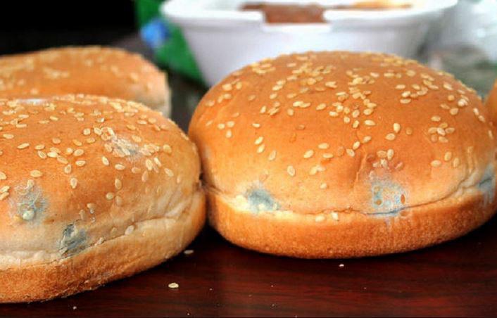 لهذا السبب إحذروا إزالة الأجزاء المتعفنة من الخبز! 