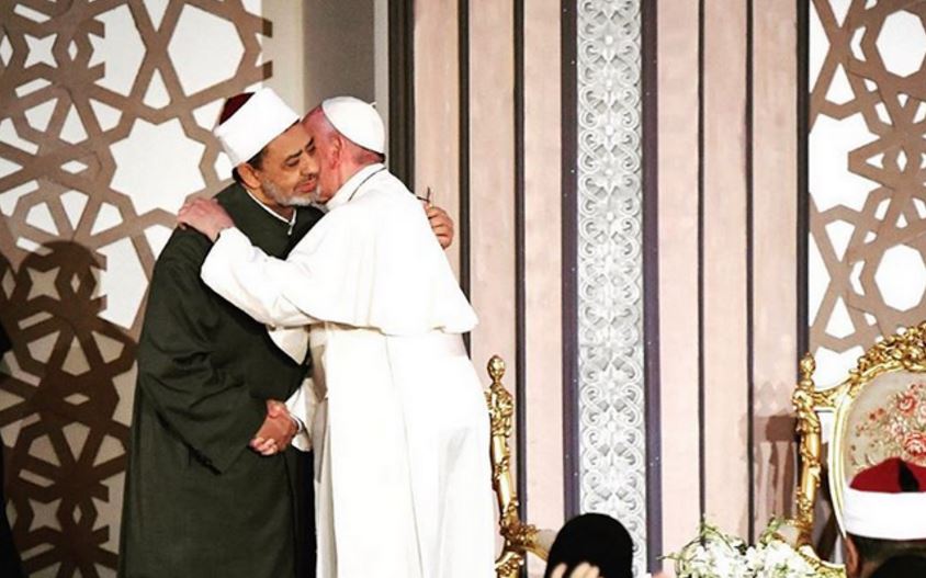 ماذا قال بابا الفاتيكان وهو يعانق شيخ الأزهر؟