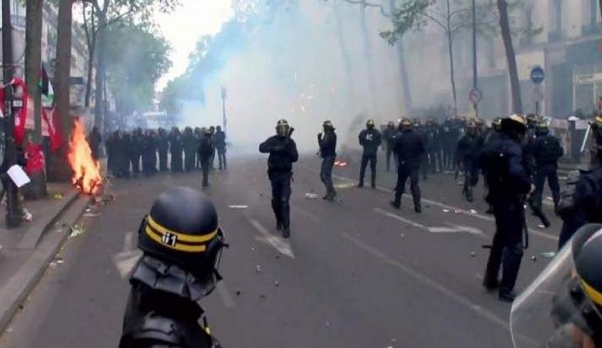 الشرطة الفرنسية تفرق احتجاجات عارمة في باريس