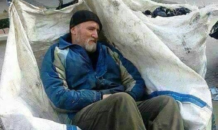 بالصور: استاذ جامعي في الاعلام يعمل زبالا في اسطنبول!