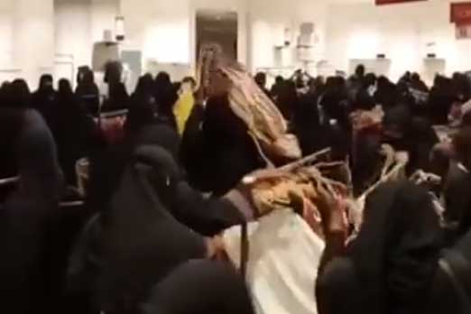 سعوديات في حالة هستيريا والسبب تخفيضات الأسعار!