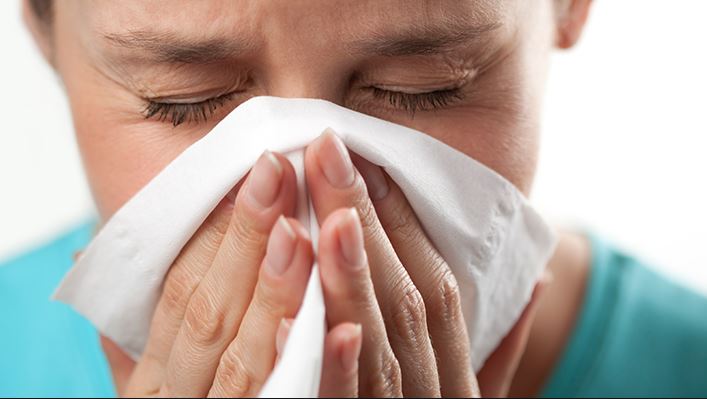 هل تعانون من العطاس المتكرر بدون سبب والأنف المحتقن والسعال؟...اليكم هذا المقال