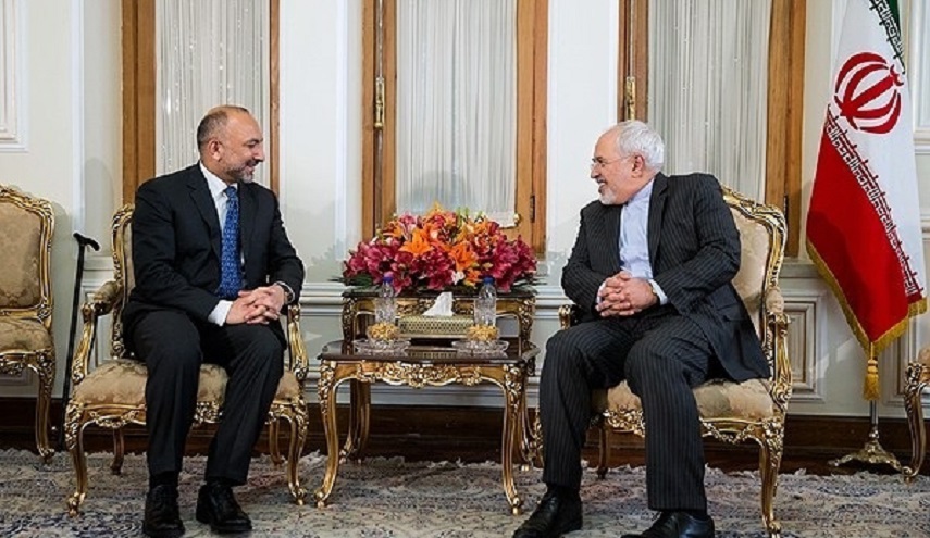 ظريف يبحث مع مستشار الامن القومي الافغاني تعزيز التعاون الامني