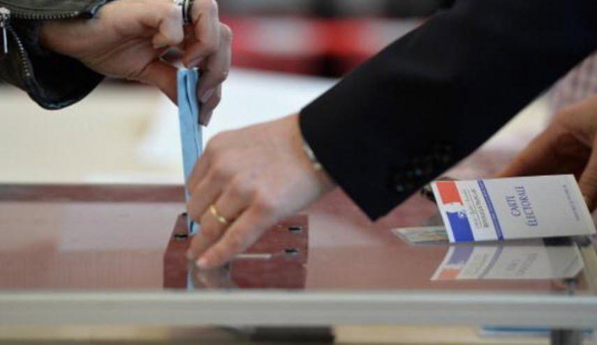 ورقة تصويت لماكرون تحمل عبارة بشار الاسد الى الابد !!