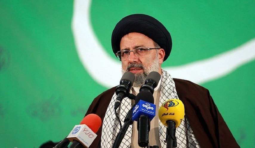 بالصور.. المرشح للرئاسة إبراهيم رئيسي بين أنصاره في قم المقدسة