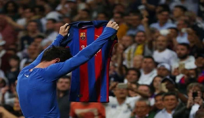 شاهد بالصورة .. ميسي يحتفظ بقميص لاعب عربي... من هو ؟