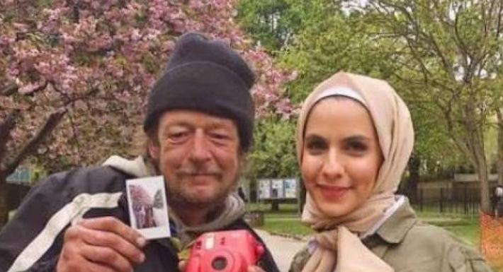 شاهد... أرادت إلتقاط صورة في بلد أجنبي.. لكن ما قاله لها هذا المشرد غيّر حياته!