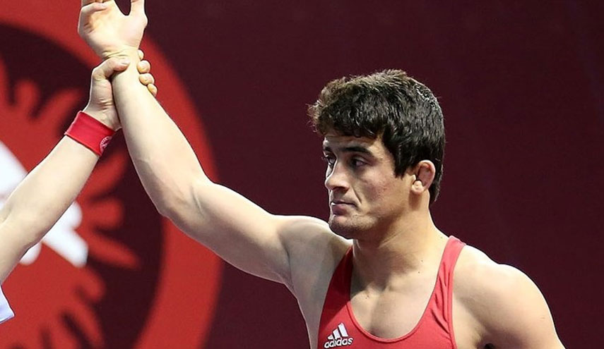 المصارع الايراني رامين طاهري يتقلد الذهبية في فئة 80 كغم