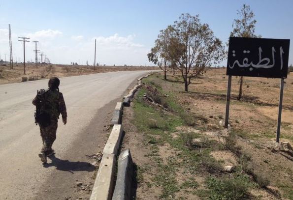 تفاصيل مرعبة عن استسلام وهروب تنظيم "داعش" من الطبقة