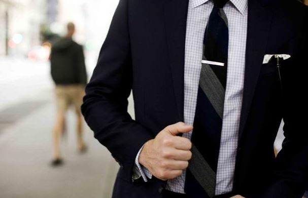 شاهد ... 6 أخطاء شائعة يقع فيها الرجال عند ارتداء البدلة