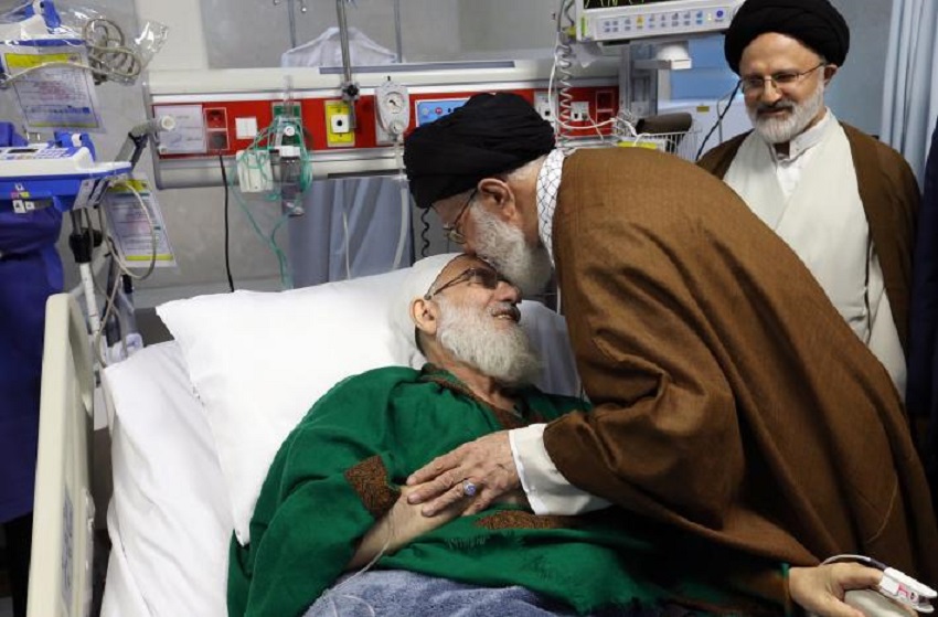 قائد الثورة الاسلامية يزور آية الله هاشمي الشاهرودي في إحدى مستشفيات طهران
