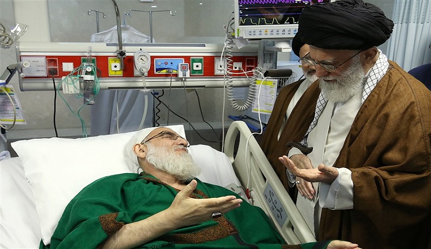 بالصور.. الامام الخامنئي يزور آية الله الشاهرودي في المشفى