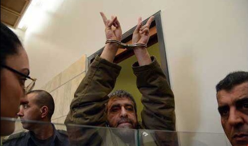 رافعا شارة النصر .. الحكم بسجن عميد الاسرى السوريين 14 عاماً