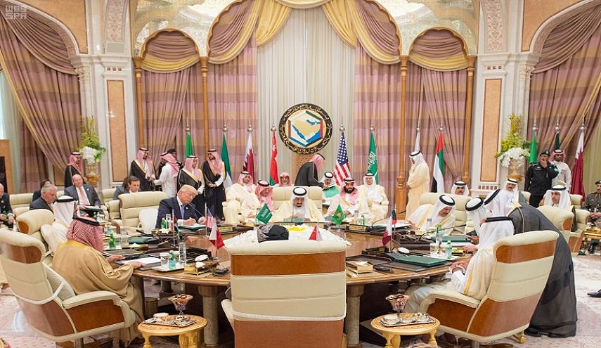 قمة ترامب الخليجية.. بدا متجهماً وملولاً طوال الوقت.. وامير قطر لم يتبادل الحديث مع بن زايد