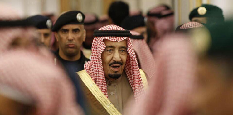 صورة لفتت إنتباه صحفيين اميركيين أثناء استقبال سلمان لترامب!