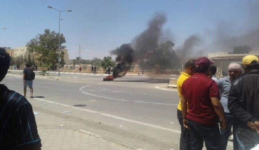 اشتباكات تونس تخلف قتيلا واصابة 20 شرطيا وحرق 13 سيارة شرطة