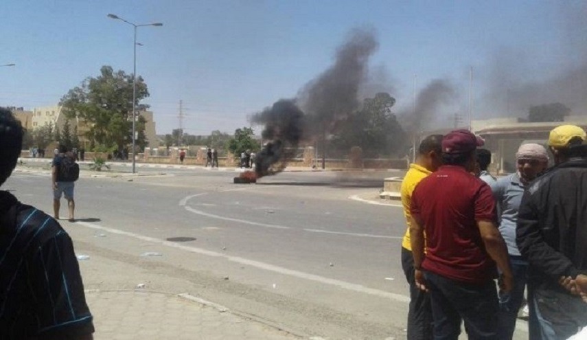 منزل تشافيز في فنزويلا ينهب ثم يحرق من قبل متظاهرين