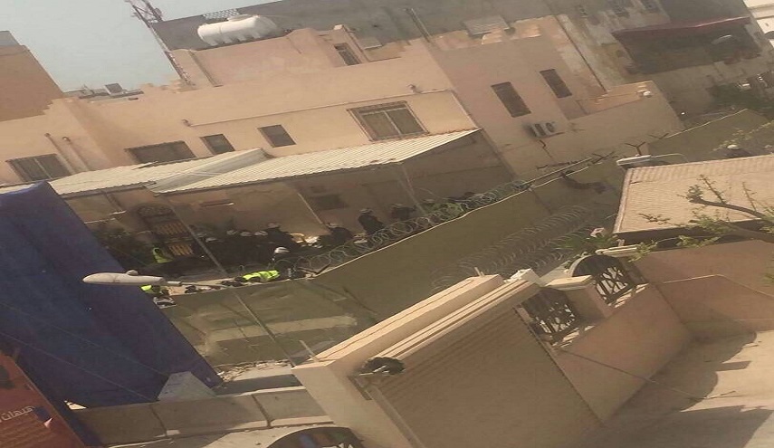 عاجل: الداخلية البحرينية تفرض الاقامة الجبرية على سماحة الشيخ عيسى احمد قاسم مع بقاء قواتها في دار الشيخ