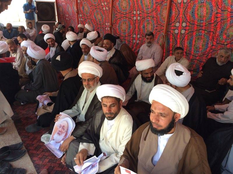 شاهد طلاب الحوزات بالنجف الاشرف يعتصمون أمام القنصلية البحرينية 