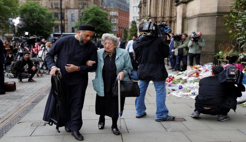 بالصور.. رجل مسلم يواسي عجوزاً يهودية بعد هجوم مانشستر