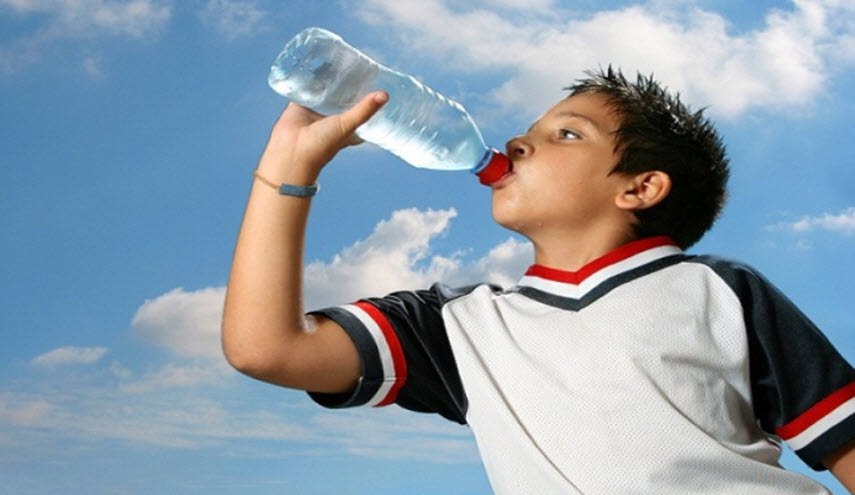 هل تشرب الماء دفعة واحدة... اليكم هذا التحذير الخطير!