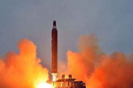 كوريا الشمالية تجري تجربة صاروخية جديدة