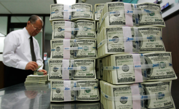 من غاسل صحون إلى مالك سلسلة فنادق .. قصة ملياردير عربي شهير!