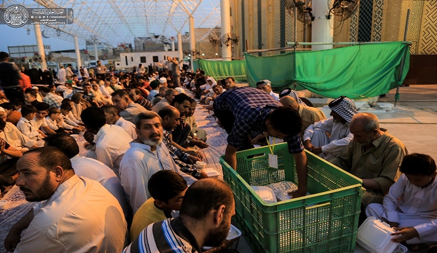 بالصور .. مضيف أمير المؤمنين (ع) في العتبة العلوية المقدسة يقدم وجبات الإفطار اليومية