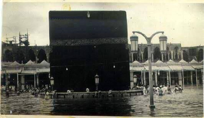 صورة نادرة: هكذا حاصرت السيول الكعبة المشرفة!