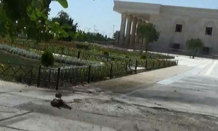 شاهد وزير الصحة الايراني يزور جرحى اعتداءات طهران