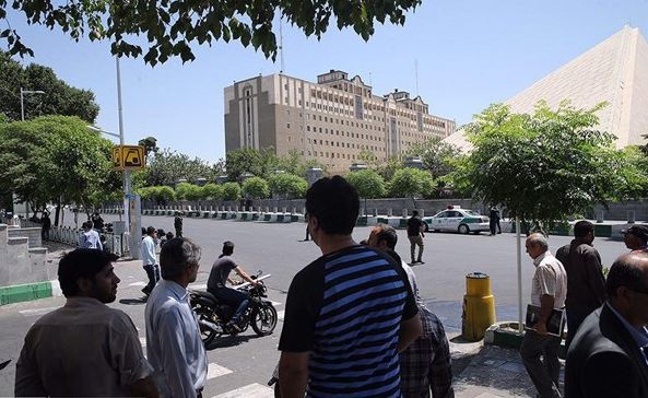 صورة .. قوات الامن الايرانية تنقذ طفلا علق داخل البرلمان