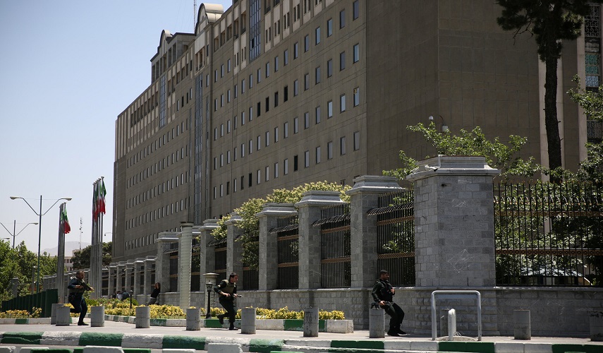 الصلاة جماعة تحت "أزيز الرصاص"