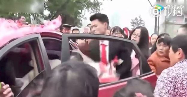 شاهد... عريس يفقد اعصابه امام الضيوف ويقوم بهذه الخطوة الصادمة