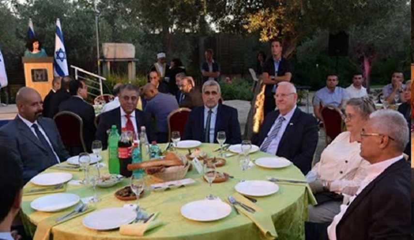 صورة: سفراء عرب ومسلمون على مائدة إفطار صهيونية.. صيام مقبول!!