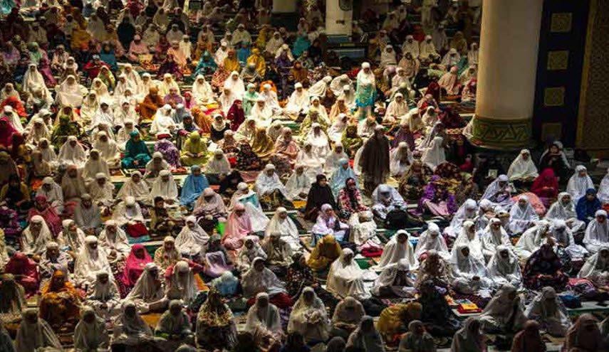 بالصور... مسلمات يقرأن القرآن في مسجد سورابايا في اندونيسيا