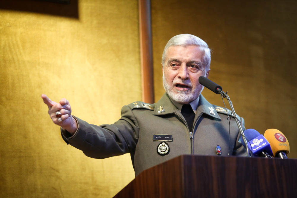 قائد الجيش الايراني يتوعد "داعش" وأسيادهم بتلقينهم درسا لن ينسوه