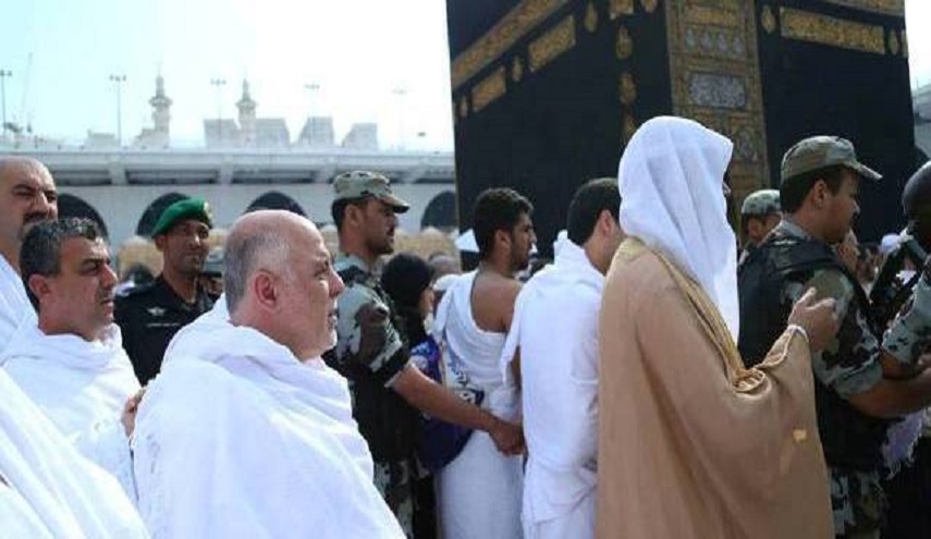 مواطن عراقي يشعلها داخل الحرم المكي ويهتف للعبادي وهذا مافعله الأمن السعودي!!