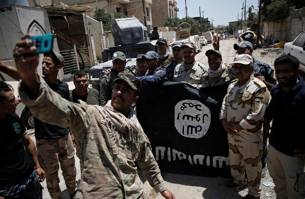 صورة... القاء القبض على مذيع يعمل في إذاعة "داعش" شرقي الموصل