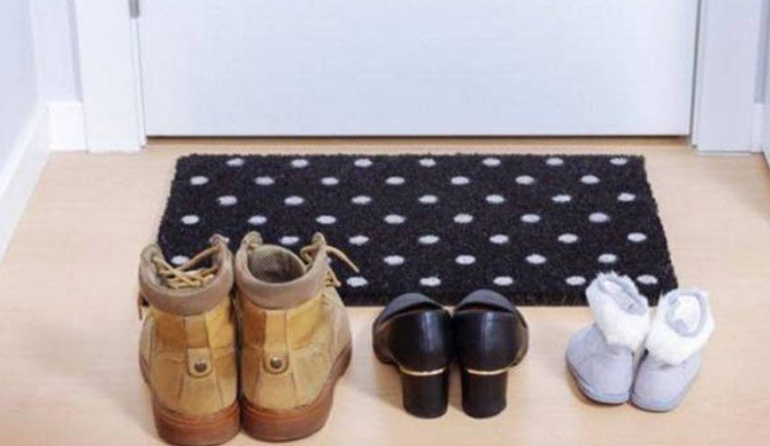 "اخلع حذاءك" أمام باب المنزل.. لهذه الأسباب الخطيرة!