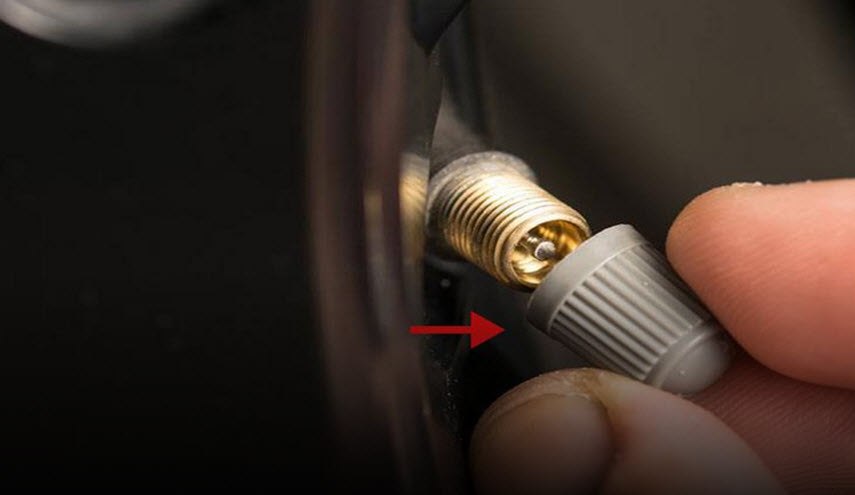 ما سبب وضع غطاء على صمام ضغط إطارات السيارة؟