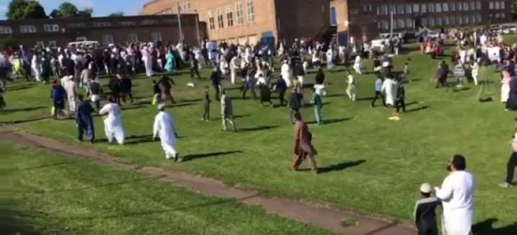 سيارة تدهس محتفلين بعيد الفطر في بريطانيا!