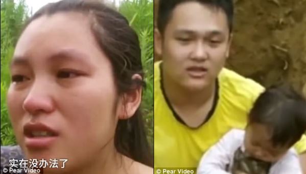 شاهد... أبوان يضعان طفلتهما في القبر كل يوم