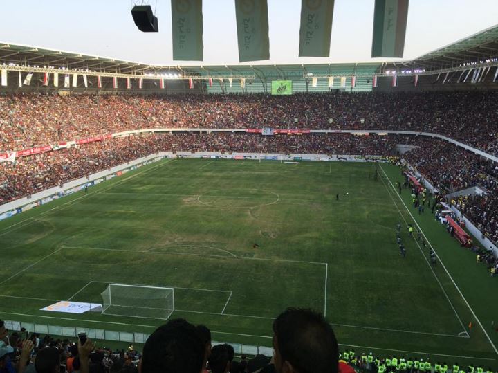 شاب عراقي رفع صورة الأسد داخل ملعب كربلاء... وهذا ما حدث له!!