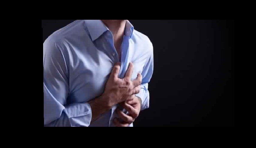 هل تشعر بوخزٍ مفاجئ في صدرك؟.. قد تكون على موعد مع أزمة قلبية