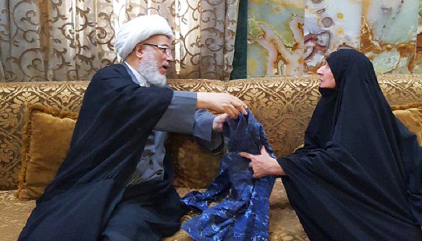 لماذا انحنى ممثل السيد السيستاني لتقبيل "رتبة عسكرية"؟!