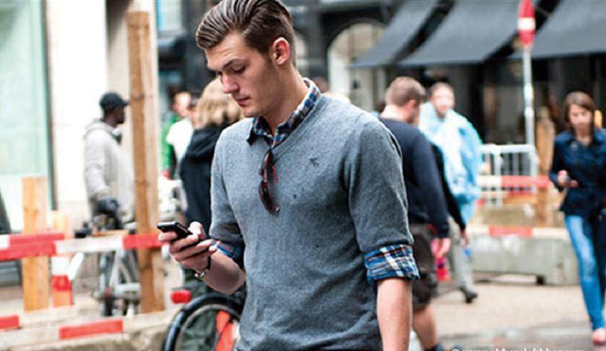 شي لا يعقل !....اليك اضرار استخدام الهاتف اثناء المشي