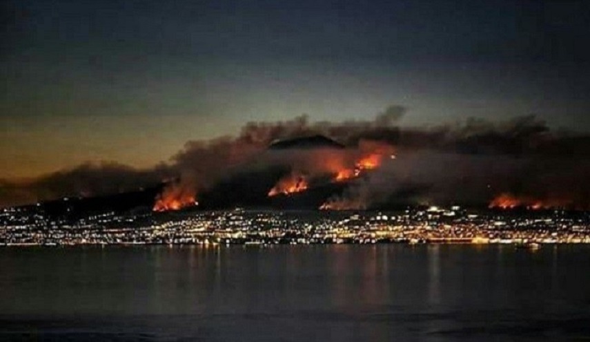 فرار مئات السواح من صقلية في قوارب بسبب الحرائق