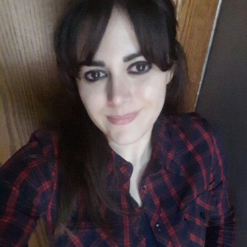 كاتبة سورية تصاب بقذيفة هاون وسط العاصمة دمشق!