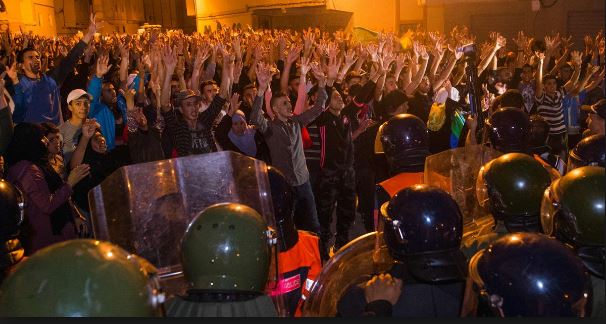 صدامات دامية في المغرب .. عشرات المصابين من قوات الأمن والمتظاهرين في الحسيمة