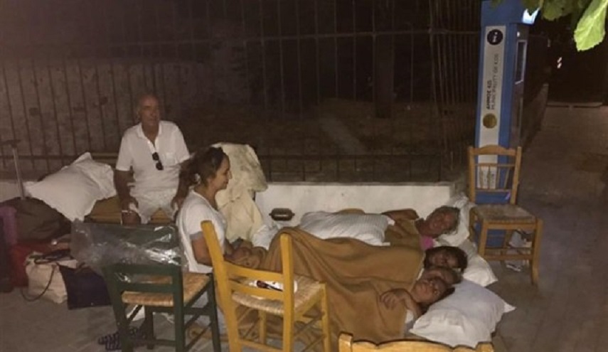 بالصور.. ليلة الذعر: الأتراك يفترشون الشوارع عقب زلزال بحر إيجة